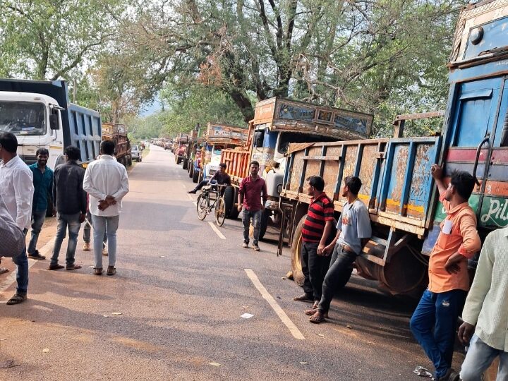 बिमरला माइंस क्षेत्र में 18 सूत्री मांगों को लेकर ऑल बॉक्साइट माइन्स जन अधिकार संघर्ष समिति का आंदोलन तेज, ट्रक परिचालन ठप बिमरला माइंस क्षेत्र में 18 सूत्री मांगों को लेकर ऑल बॉक्साइट माइन्स जन अधिकार संघर्ष समिति का आंदोलन तेज, ट्रक परिचालन ठप