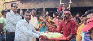 अग्नि पीड़ित परिवारों के बीच राहत सामग्री का वितरण