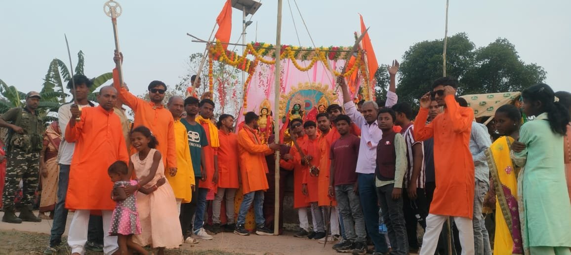 रामनवमी पर बारेसाढ़ में पहली बार राम-सीता और लक्ष्मण हनुमान की मूर्ति स्थापना, भक्तिमय माहौल में निकला विसर्जन जुलूस रामनवमी पर बारेसाढ़ में पहली बार राम-सीता और लक्ष्मण हनुमान की मूर्ति स्थापना, भक्तिमय माहौल में निकला विसर्जन जुलूस