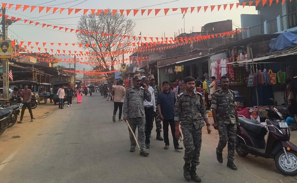 रामनवमी को लेकर गारु प्रखंड में फ्लैग मार्च, थाना प्रभारी पारस मणि ने की अगुवाई