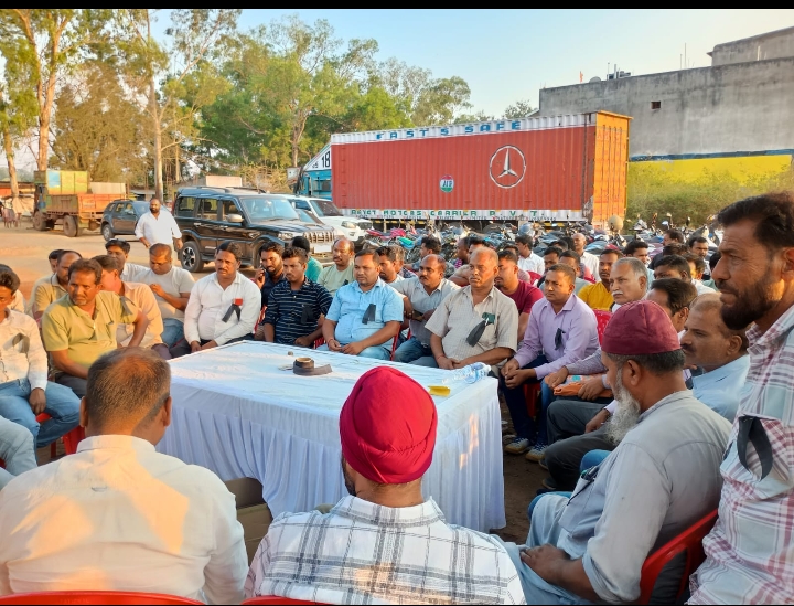 बॉक्साइट परिवहन में बड़ी गाड़ियों पर सख्ती: ट्रक ओनर एसोसिएशन का अल्टीमेटम