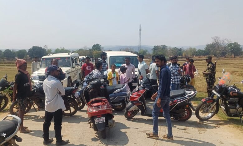 लातेहार:करंट से किशोर की मौत,ग्रामीणों ने सड़क जाम कर मुआवजे की मांग की
