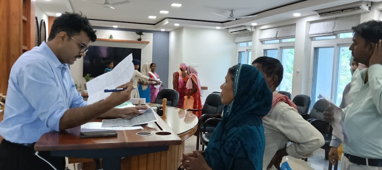 जन शिकायत निवारण में उपायुक्त ने सुनी ग्रामीणों की समस्याएं,अधिकारियों को दिए कड़े निर्देश