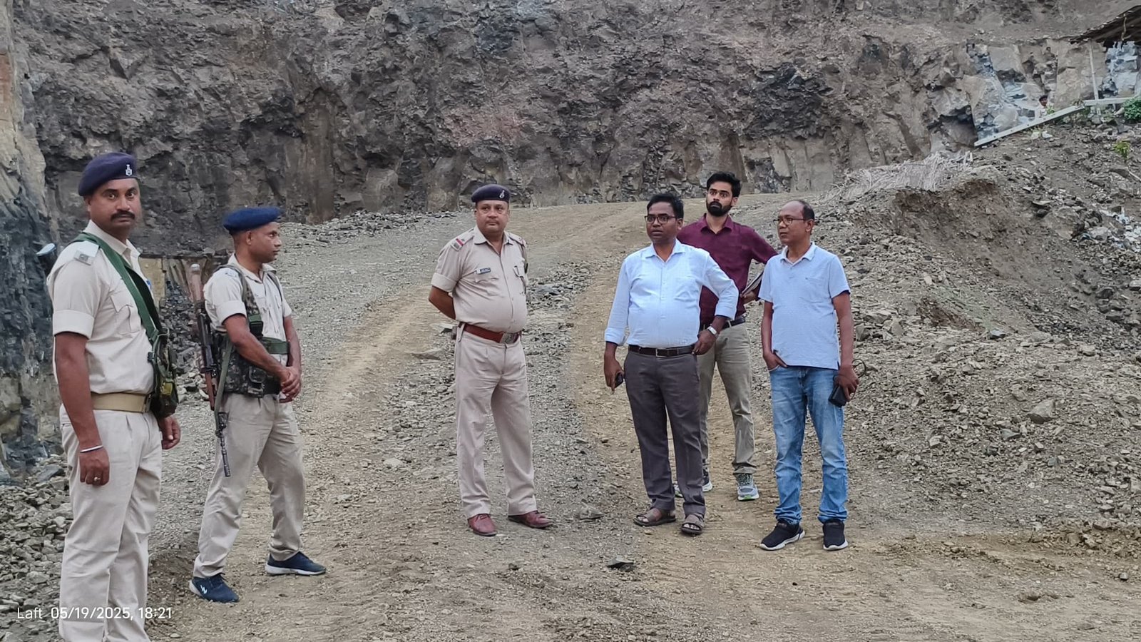 बरहरवा:अवैध खनन पर टास्क फोर्स की बड़ी कार्रवाई, पोकलेन मशीन जब्त बरहरवा:अवैध खनन पर टास्क फोर्स की बड़ी कार्रवाई, पोकलेन मशीन जब्त