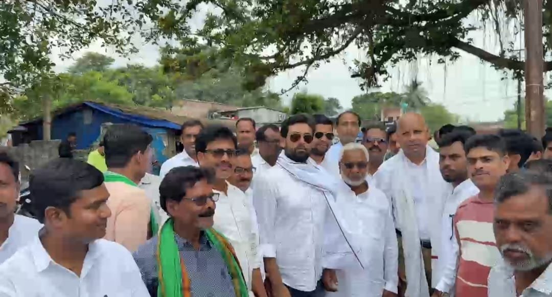 विधायक के नेतृत्व में हजारों कार्यकर्ता धरना प्रदर्शन में भाग लेने के लिए साहिबगंज रवाना