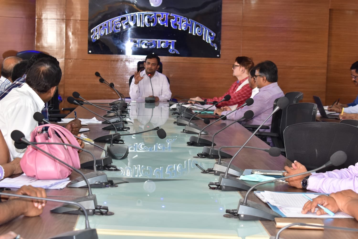डिप्टी के दौरान अस्पताल में रहना सुनिश्चि करें डॉक्टर: उपायुक्त डिप्टी के दौरान अस्पताल में रहना सुनिश्चि करें डॉक्टर: उपायुक्त