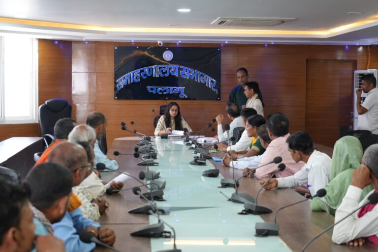 उपायुक्त के निदेश पर लगा जनता दरबार, एसडीओ ने सुनी समस्या
