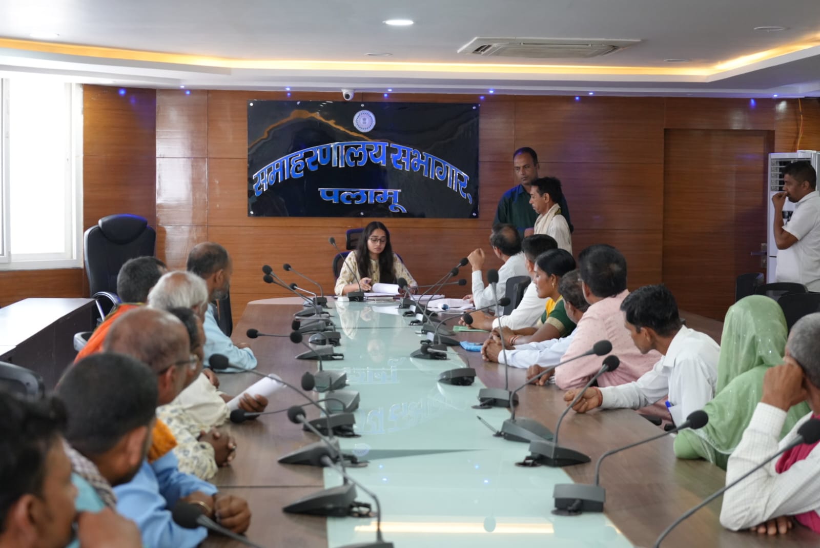 उपायुक्त के निदेश पर लगा जनता दरबार, एसडीओ ने सुनी समस्या
