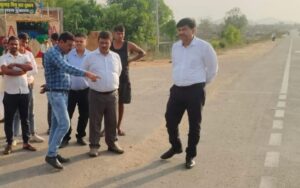 गढ़वा फोरलेन निरीक्षण: एसडीएम ने दुर्घटना रोकथाम हेतु उपायों पर दिए निर्देश, सुरक्षा उपाय होंगे लागू