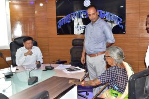 जनता दरबार में उप विकास आयुक्त ने सुनी लोगों की समस्याएं,समाहरणालय सभागार में जनता दरबार का आयोजन