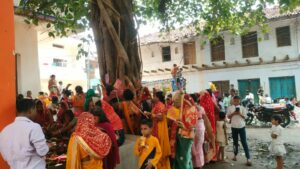 सुहागिन ने अपने पति की लंबी उम्र के लिए की उपासना