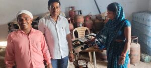 सतबरवा:गरीब परिवार के लिए सहारा बने समाजसेवी अशोक यादव
