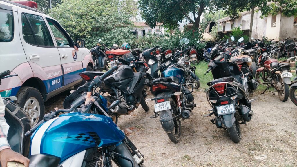 घाघरा में वाहन चेकिंग अभियान,30 बाइक जब्त घाघरा में वाहन चेकिंग अभियान,30 बाइक जब्त