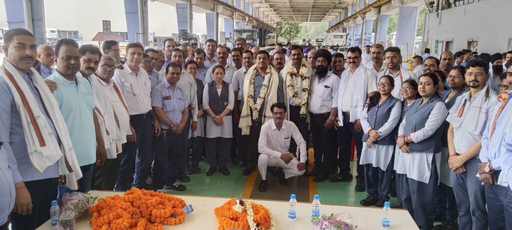 न्यू ट्रिम फैक्ट्री व फाइनल में हुआ टाटा मोटर्स वर्कर्स यूनियन के अध्यक्ष का स्वागत न्यू ट्रिम फैक्ट्री व फाइनल में हुआ टाटा मोटर्स वर्कर्स यूनियन के अध्यक्ष का स्वागत