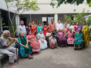 ओल्ड एज होम में मना मातृ दिवस, काटा गया केक