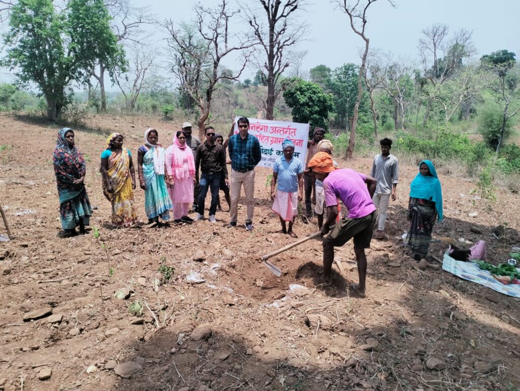 गारु:बिरसा हरित ग्राम योजना के तहत आम बागवानी का कार्य शुरू, बीडीओ ने किया निरीक्षण गारु:बिरसा हरित ग्राम योजना के तहत आम बागवानी का कार्य शुरू, बीडीओ ने किया निरीक्षण