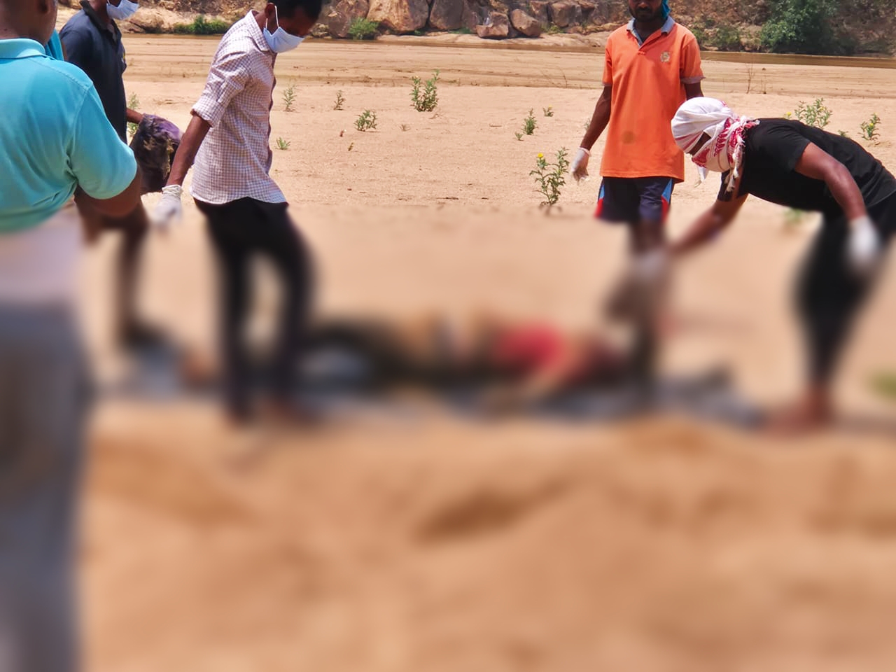 थाने से चंद कदमों पर बालू में दफन मिली युवती की शव,हत्या की आशंका से सनसनी