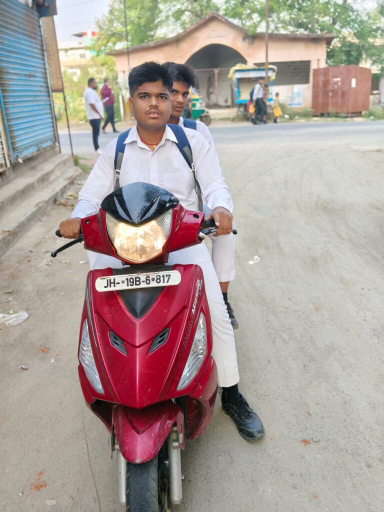 सड़क सुरक्षा को लेकर प्रशासन सख्त, स्कूल वाहनों की हुई जांच24 ऑटो को चेतावनी, 8 बाइक चालान सड़क सुरक्षा को लेकर प्रशासन सख्त, स्कूल वाहनों की हुई जांच24 ऑटो को चेतावनी, 8 बाइक चालान