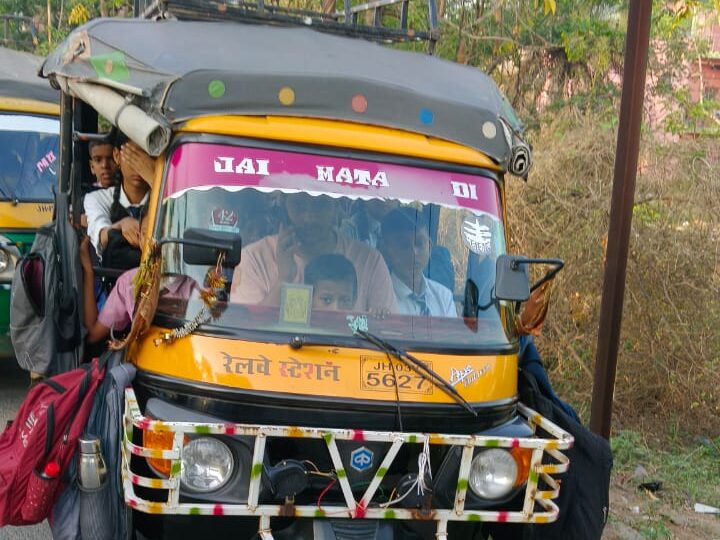 सड़क सुरक्षा को लेकर प्रशासन सख्त, स्कूल वाहनों की हुई जांच24 ऑटो को चेतावनी, 8 बाइक चालान सड़क सुरक्षा को लेकर प्रशासन सख्त, स्कूल वाहनों की हुई जांच24 ऑटो को चेतावनी, 8 बाइक चालान