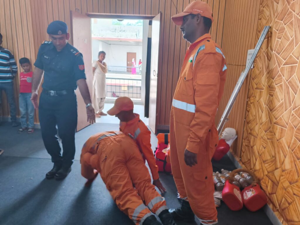गारू प्रखंड सभागार में NDRF टीम ने आपदा प्रबंधन का दिया प्रशिक्षण