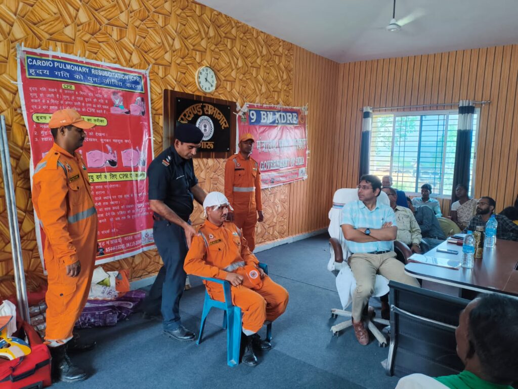 गारू प्रखंड सभागार में NDRF टीम ने आपदा प्रबंधन का दिया प्रशिक्षण