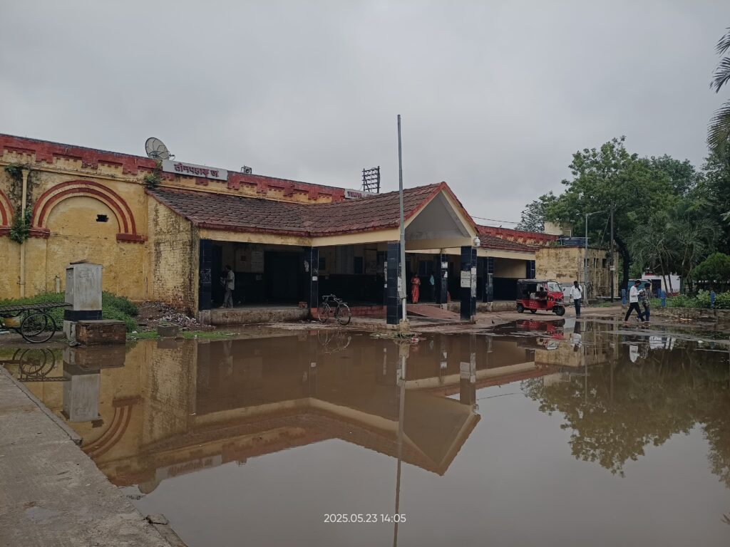 तीनपहाड़ स्टेशन के मुख्य गेट में जलजमाव से यात्रियों को परेशानी तीनपहाड़ स्टेशन के मुख्य गेट में जलजमाव से यात्रियों को परेशानी