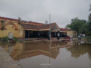 तीनपहाड़ स्टेशन के मुख्य गेट में जलजमाव से यात्रियों को परेशानी