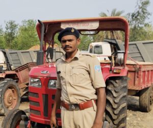 अवैध बालू उठाव कर एनएच-39 पर धड़ल्ले से दौड़ रही ट्रैक्टर को अंचल पदाधिकारी ने किया ज़ब्त