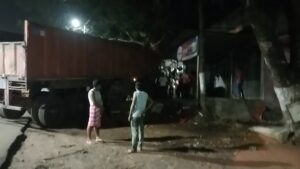 लातेहार में तेज रफ्तार कंटेनर घर में घुसा, चालक घंटों फंसा रहा – गड्ढों से हो रही हैं बार-बार दुर्घटनाएं