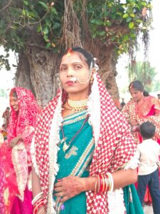 सुहागिन ने अपने पति की लंबी उम्र के लिए की उपासना