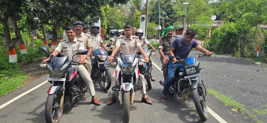 थाना प्रभारी के नेतृत्व में अपराध नियंत्रण हेतु पहाड़ी क्षेत्र में दल बल के साथ मोटर साईकिल गश्ती