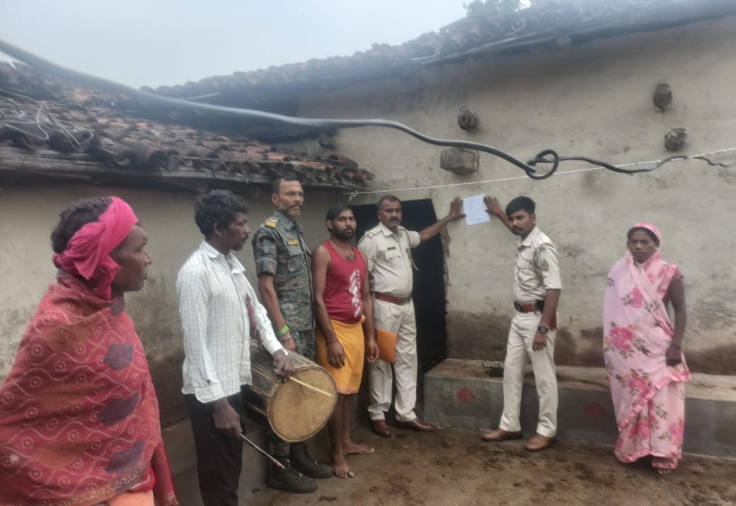 फरार आरोपियों पर पुलिस की सख्ती: गारू कांड-03/2022 में न्यायालय का इस्तिहार चस्पा फरार आरोपियों पर पुलिस की सख्ती: गारू कांड-03/2022 में न्यायालय का इस्तिहार चस्पा