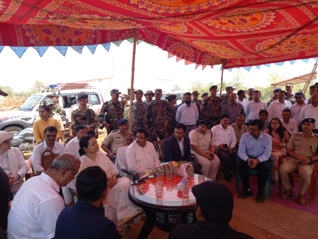 मुख्य सचिव अल्का तिवारी का लातेहार दौरा: मंडल डैम और पुनर्वास कार्यों की समीक्षा, पुनर्वासित परिवारों को मिला आश्वासन मुख्य सचिव अल्का तिवारी का लातेहार दौरा: मंडल डैम और पुनर्वास कार्यों की समीक्षा, पुनर्वासित परिवारों को मिला आश्वासन