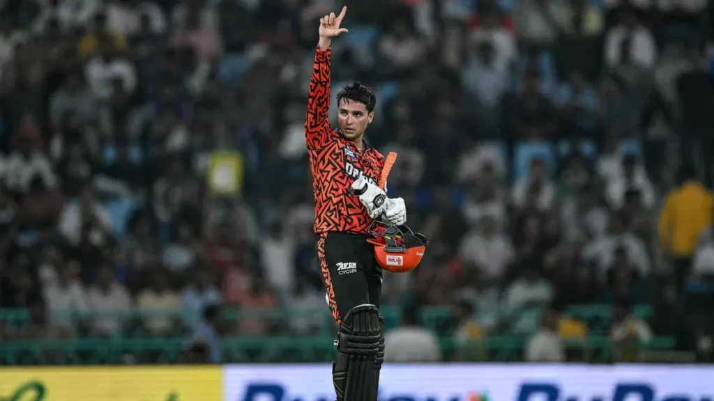 IPL 2025:अभिषेक शर्मा का धमाका,18 गेंदों में अर्धशतक जड़कर रचा इतिहास IPL 2025:अभिषेक शर्मा का धमाका,18 गेंदों में अर्धशतक जड़कर रचा इतिहास