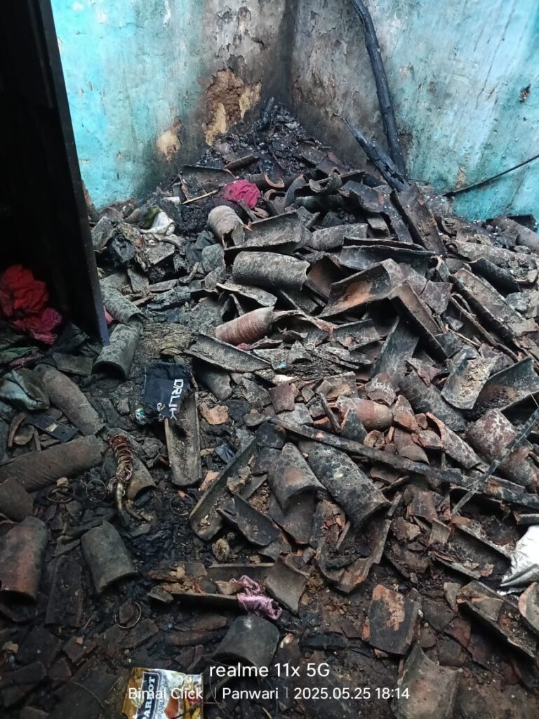धोबनी गांव में शॉर्ट सर्किट से भीषण आग, लाखों की संपत्ति खाक धोबनी गांव में शॉर्ट सर्किट से भीषण आग, लाखों की संपत्ति खाक
