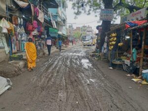कीचड़ व गड्ढों में तब्दील हुआ तीनपहाड़ बस स्टैंड, पानी निकासी की व्यवस्था नहीं