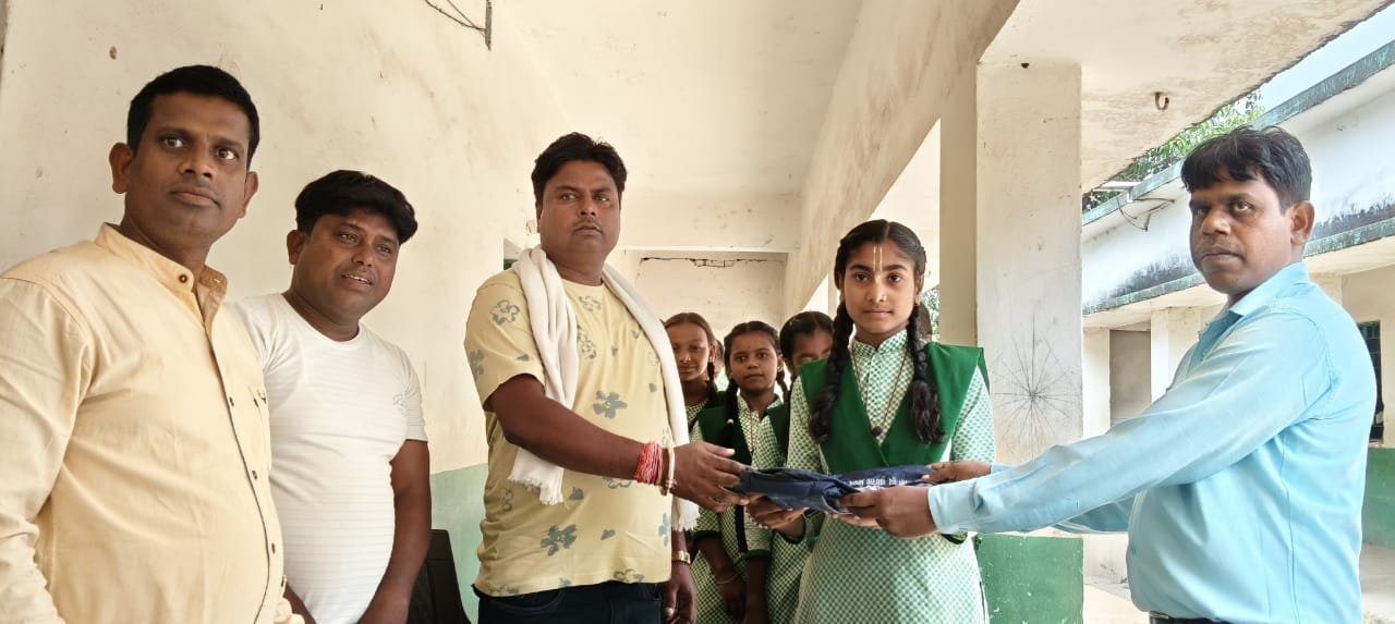 उत्क्रमित +2 उच्च विद्यालय मंगलहाट में विद्यार्थियों को स्कूल किट का वितरण उत्क्रमित +2 उच्च विद्यालय मंगलहाट में विद्यार्थियों को स्कूल किट का वितरण