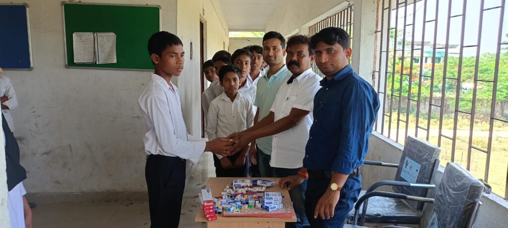 मॉडल स्कूल बोरियो में छात्रों के बीच शैक्षणिक किट्स का वितरण मॉडल स्कूल बोरियो में छात्रों के बीच शैक्षणिक किट्स का वितरण