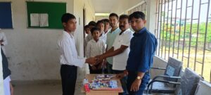 मॉडल स्कूल बोरियो में छात्रों के बीच शैक्षणिक किट्स का वितरण