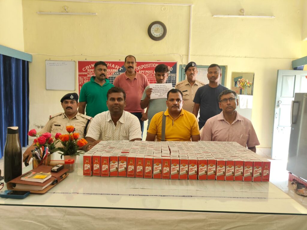 बरहरवा रेलवे स्टेशन पर इंटरसिटी एक्सप्रेस से अवैध विदेशी शराब के साथ एक युवक गिरफ्तार