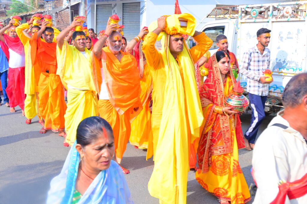 लहलहे की पावन भूमि पर भव्य कलश यात्रा के साथ श्रीमद् भागवत कथा का शुभारंभ लहलहे की पावन भूमि पर भव्य कलश यात्रा के साथ श्रीमद् भागवत कथा का शुभारंभ
