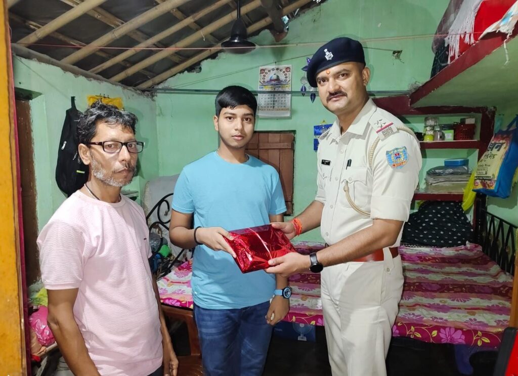 जिला टॉपर को थाना प्रभारी ने किया सम्मानित
