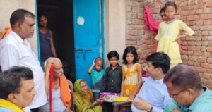 गढ़वा:एसडीएम ने चार अनाथ बच्चियों से की मुलाकात,मिशन वात्सल्य योजना से लाभ दिलाने का निर्देश