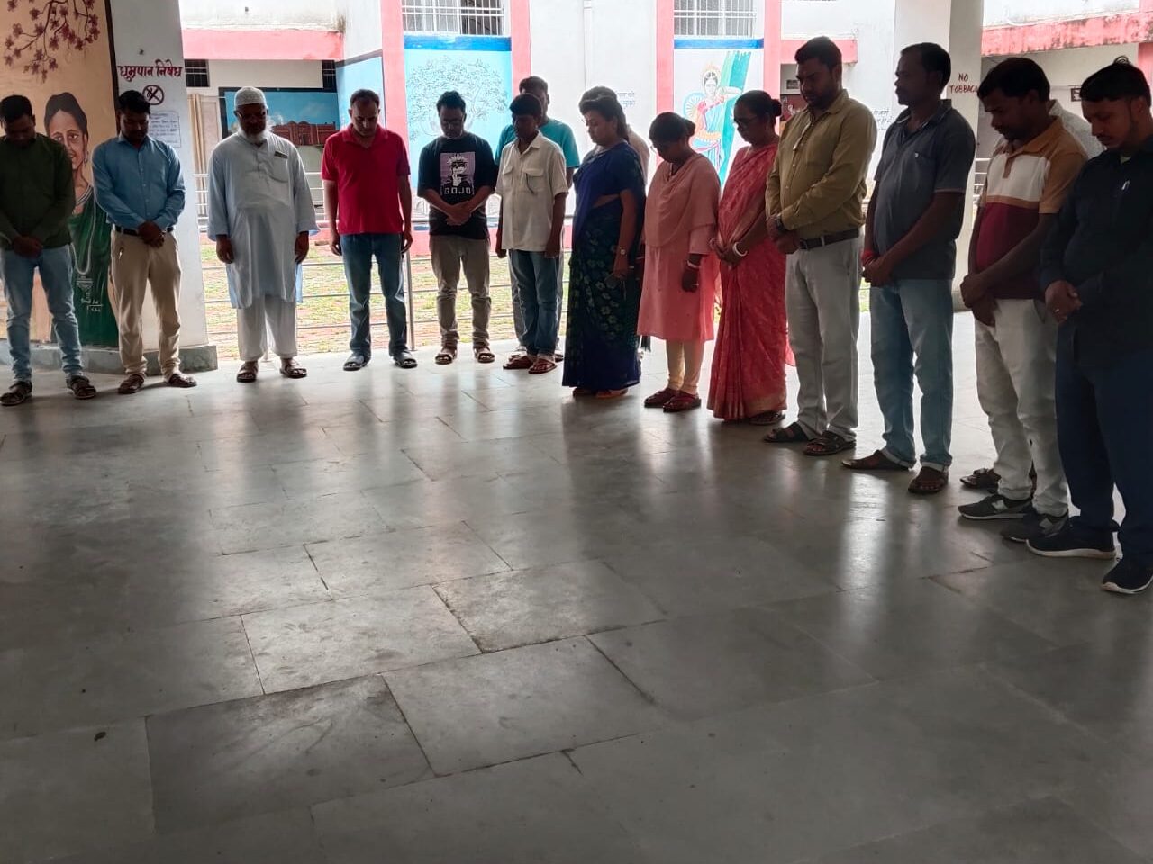 प्रखंड कार्यालय राजमहल में शोकसभा का आयोजन, सहायक अमित कुमार पासवान को दी गई श्रद्धांजलि प्रखंड कार्यालय राजमहल में शोकसभा का आयोजन, सहायक अमित कुमार पासवान को दी गई श्रद्धांजलि