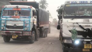 बरहरवा:नीमगाछी के पास स्टोन चिप्स लोड ट्रकों की अवैध पार्किंग से लोग परेशान,सड़क पर जाम और दुर्घटना का खतरा