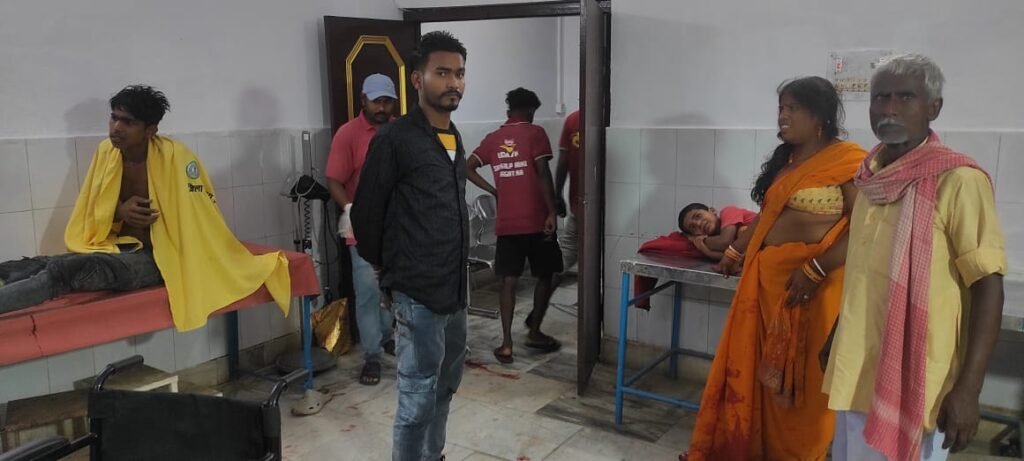 दो बाइक की आमने-सामने टक्कर में पिता-पुत्र समेत चार लोग घायल, सभी रेफर दो बाइक की आमने-सामने टक्कर में पिता-पुत्र समेत चार लोग घायल, सभी रेफर