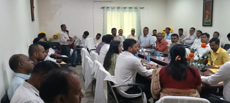 लातेहार: विधानसभा आवास समिति की समीक्षा बैठक, योजनाओं के त्वरित निष्पादन के दिए निर्देश