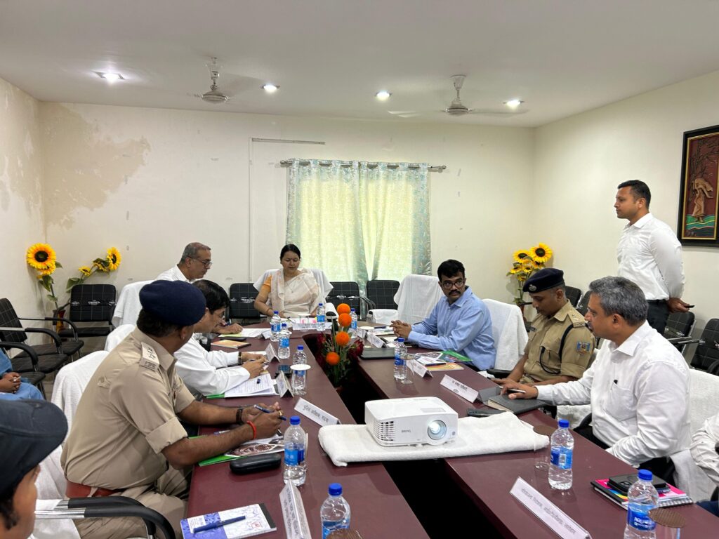 मुख्य सचिव अल्का तिवारी का लातेहार दौरा: मंडल डैम और पुनर्वास कार्यों की समीक्षा, पुनर्वासित परिवारों को मिला आश्वासन मुख्य सचिव अल्का तिवारी का लातेहार दौरा: मंडल डैम और पुनर्वास कार्यों की समीक्षा, पुनर्वासित परिवारों को मिला आश्वासन