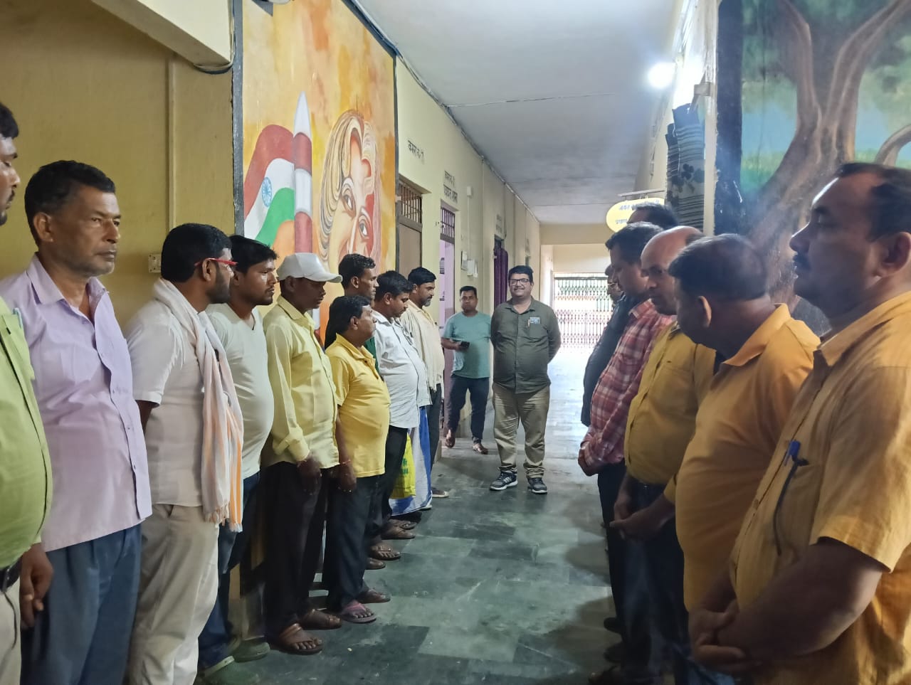 चालक के आकस्मिक निधन पर प्रखंड कार्यालय में शोक सभा, दो मिनट का मौन