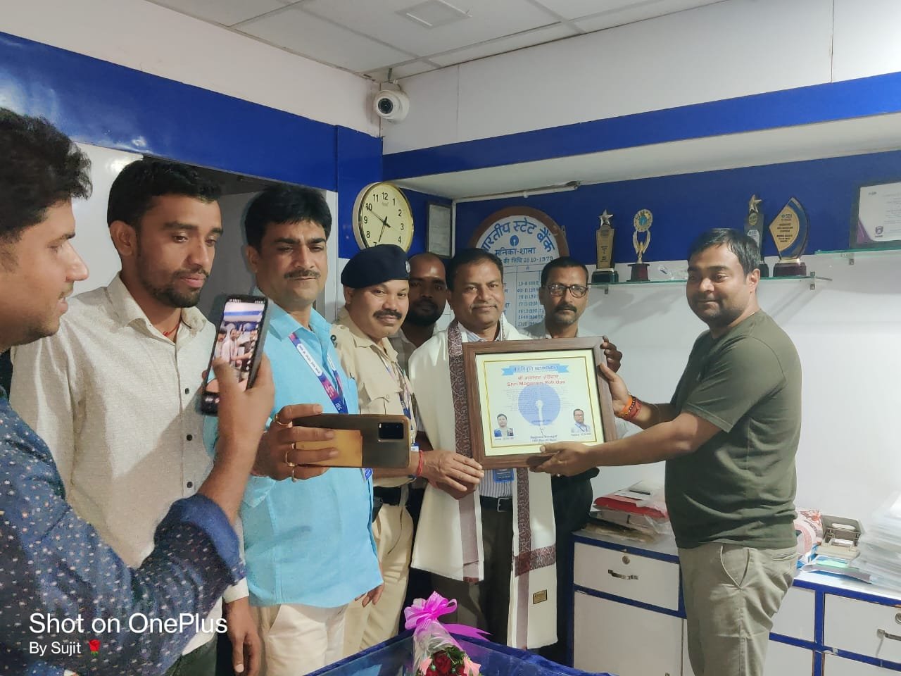 एसबीआई के सीनियर एसोसिएट मागा राम दास को दी गई भावभीनी विदाई एसबीआई के सीनियर एसोसिएट मागा राम दास को दी गई भावभीनी विदाई